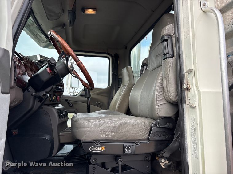 image for item EA7899 2006 Mack CHN semi truck