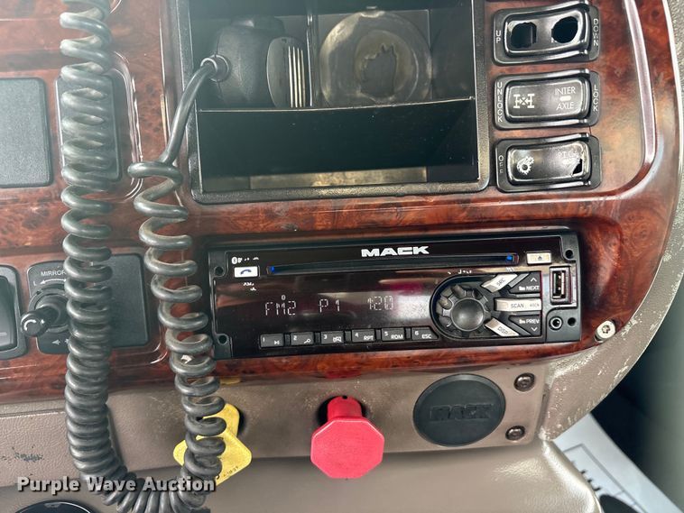 image for item EA7899 2006 Mack CHN semi truck