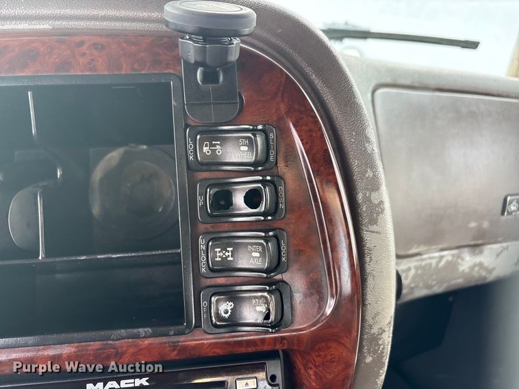 image for item EA7899 2006 Mack CHN semi truck