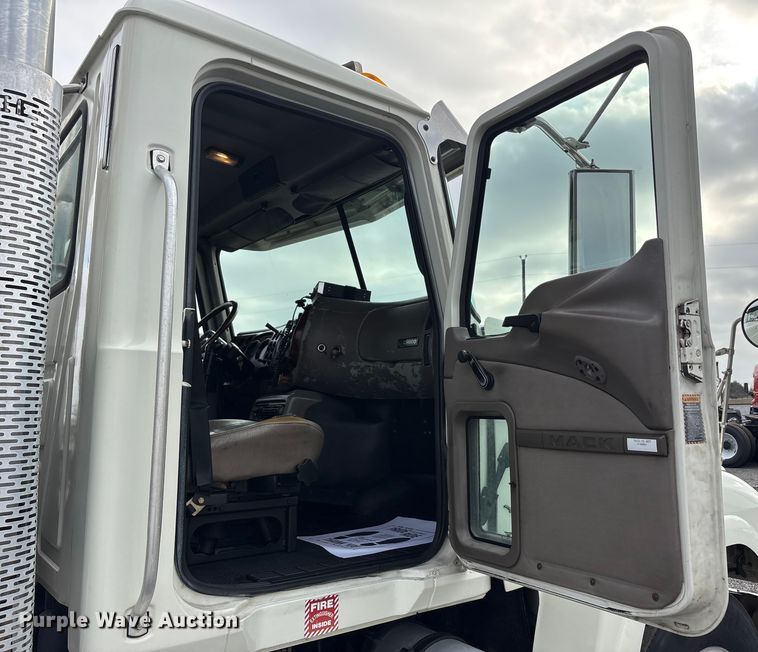 image for item EA7899 2006 Mack CHN semi truck