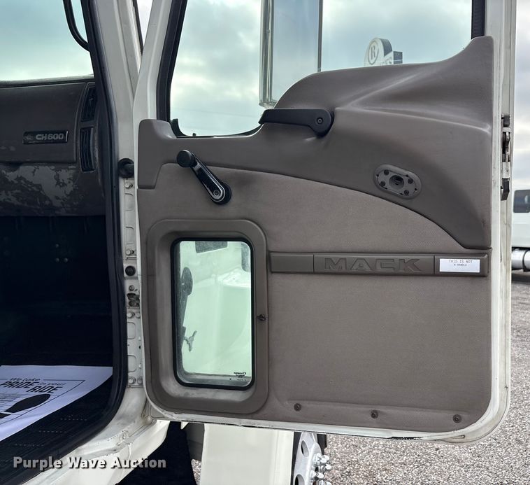 image for item EA7899 2006 Mack CHN semi truck