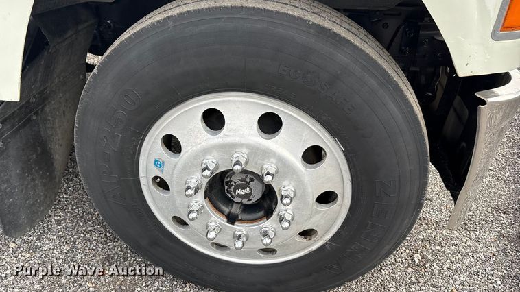 image for item EA7899 2006 Mack CHN semi truck