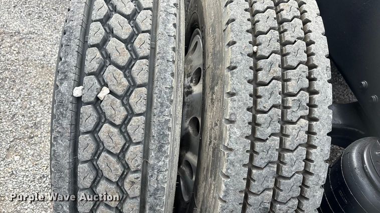 image for item EA7899 2006 Mack CHN semi truck