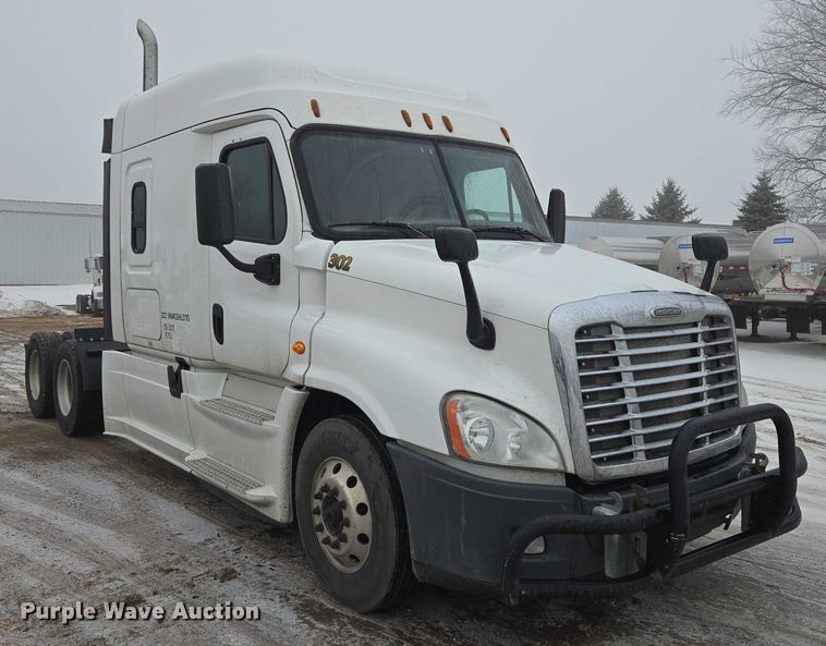 image for item EB1211 2016 Freightliner Cascadia 