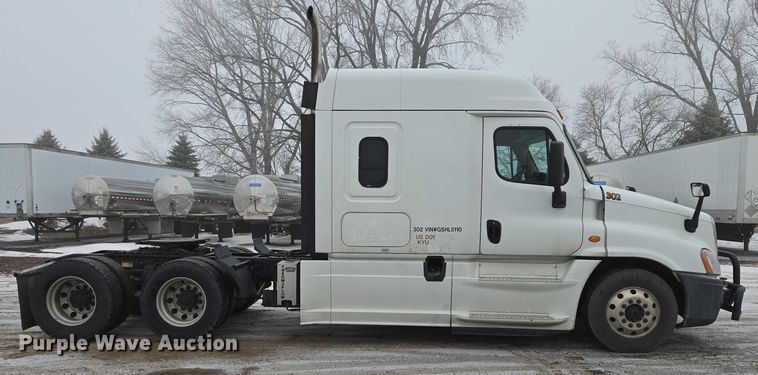image for item EB1211 2016 Freightliner Cascadia 