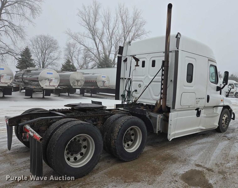 image for item EB1211 2016 Freightliner Cascadia 