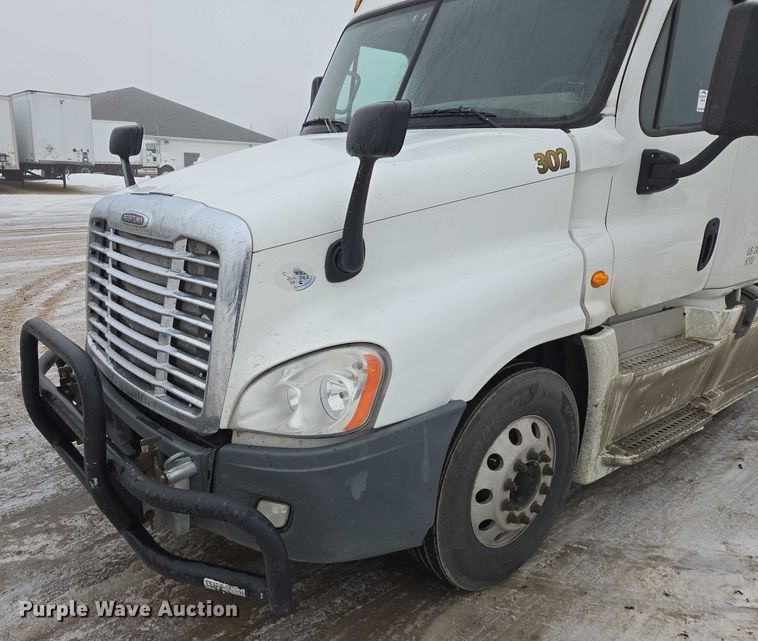 image for item EB1211 2016 Freightliner Cascadia 