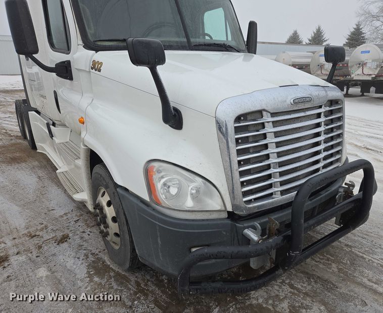 image for item EB1211 2016 Freightliner Cascadia 