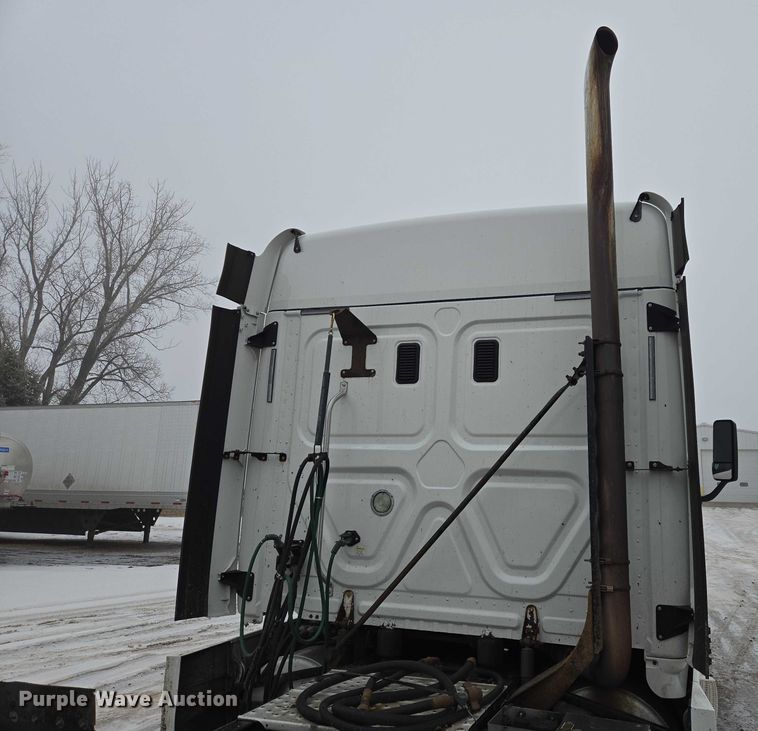 image for item EB1211 2016 Freightliner Cascadia 