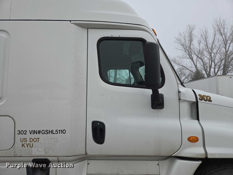 image for item EB1211 2016 Freightliner Cascadia 
