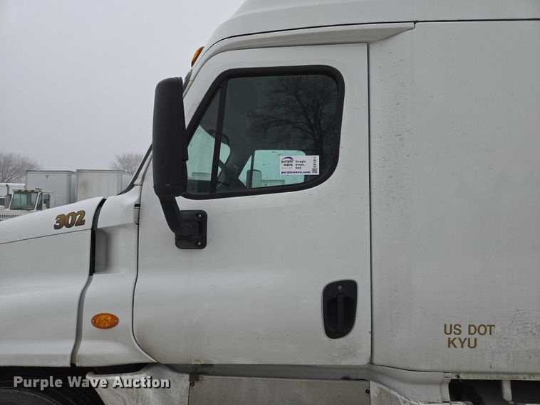 image for item EB1211 2016 Freightliner Cascadia 