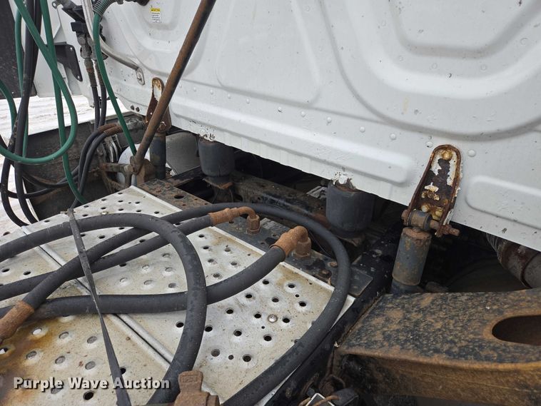 image for item EB1211 2016 Freightliner Cascadia 