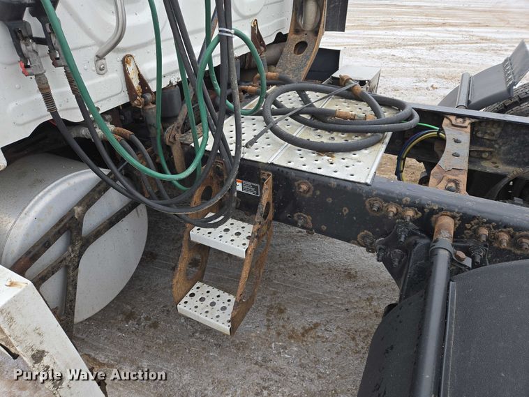 image for item EB1211 2016 Freightliner Cascadia 