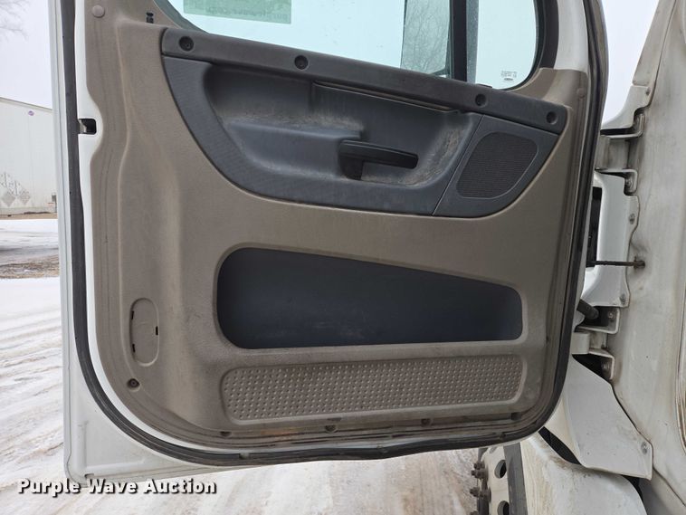 image for item EB1211 2016 Freightliner Cascadia 