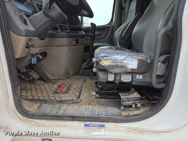 image for item EB1211 2016 Freightliner Cascadia 