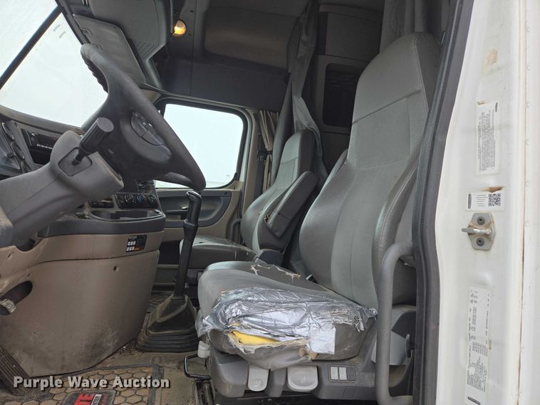 image for item EB1211 2016 Freightliner Cascadia 