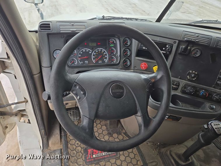 image for item EB1211 2016 Freightliner Cascadia 