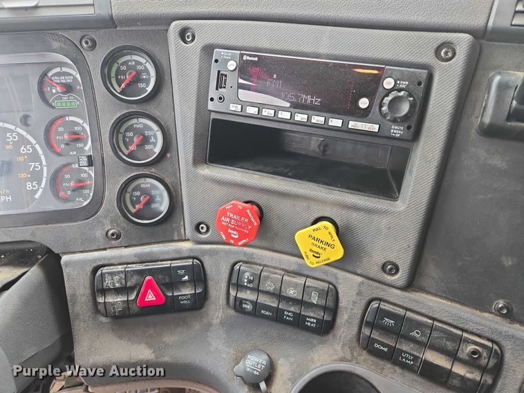 image for item EB1211 2016 Freightliner Cascadia 