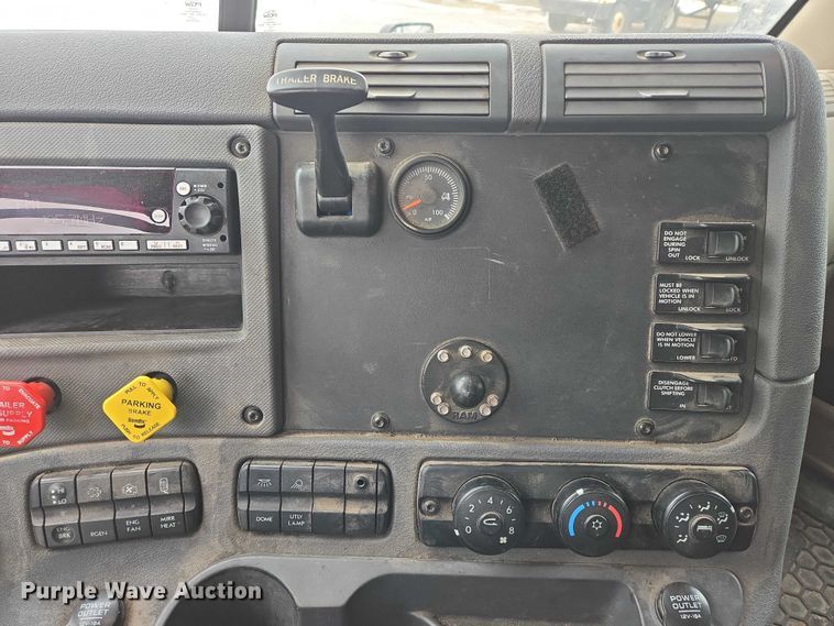 image for item EB1211 2016 Freightliner Cascadia 