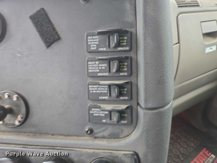 image for item EB1211 2016 Freightliner Cascadia 