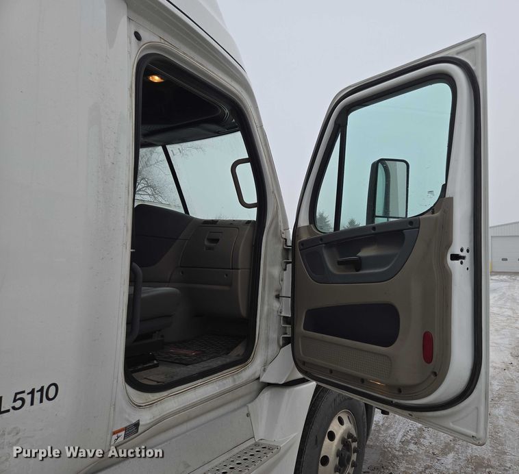 image for item EB1211 2016 Freightliner Cascadia 