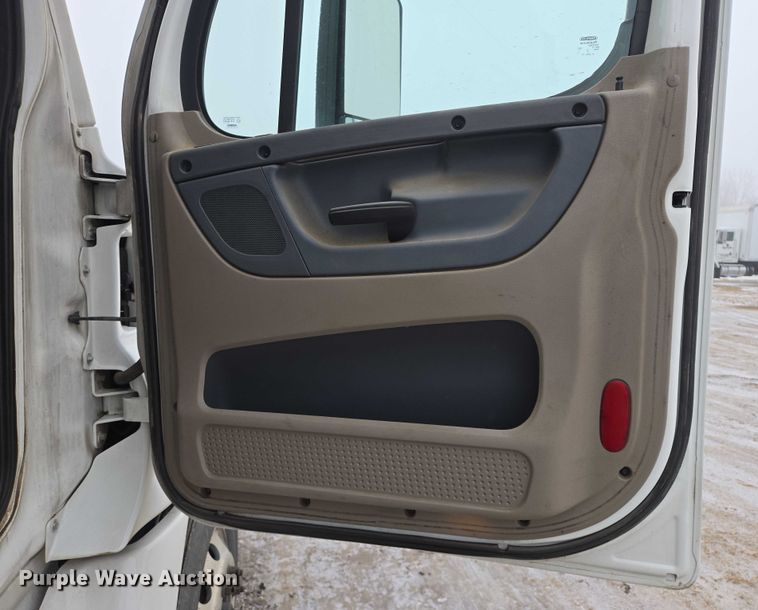 image for item EB1211 2016 Freightliner Cascadia 