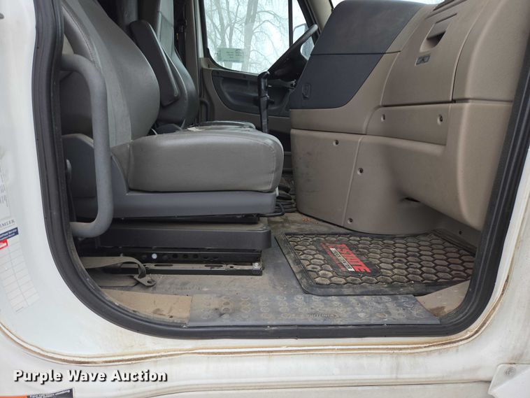 image for item EB1211 2016 Freightliner Cascadia 