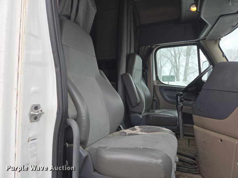 image for item EB1211 2016 Freightliner Cascadia 