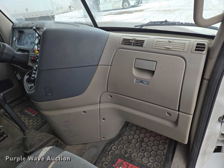 image for item EB1211 2016 Freightliner Cascadia 