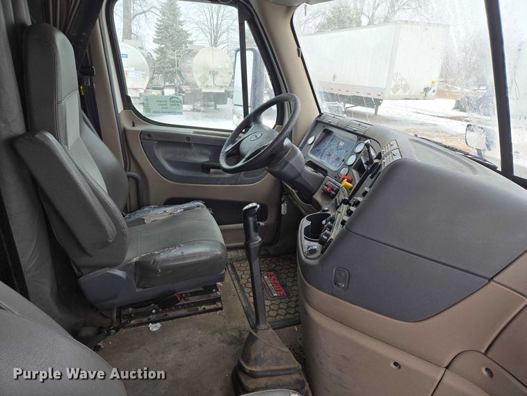 image for item EB1211 2016 Freightliner Cascadia 