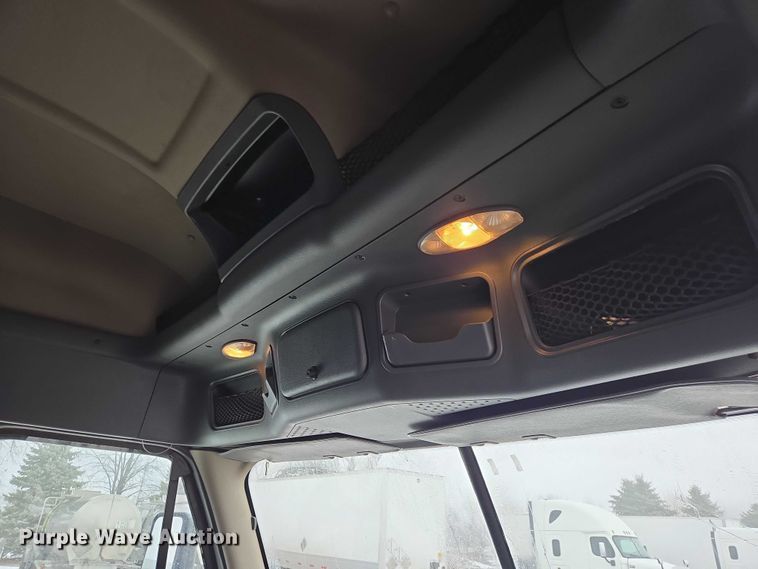 image for item EB1211 2016 Freightliner Cascadia 