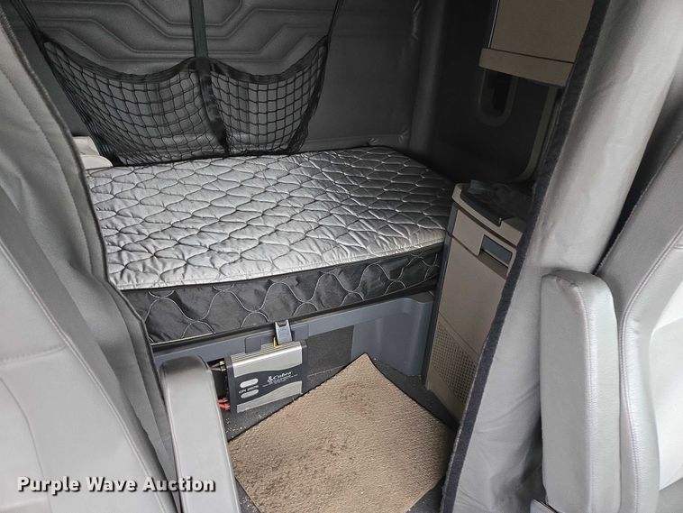 image for item EB1211 2016 Freightliner Cascadia 