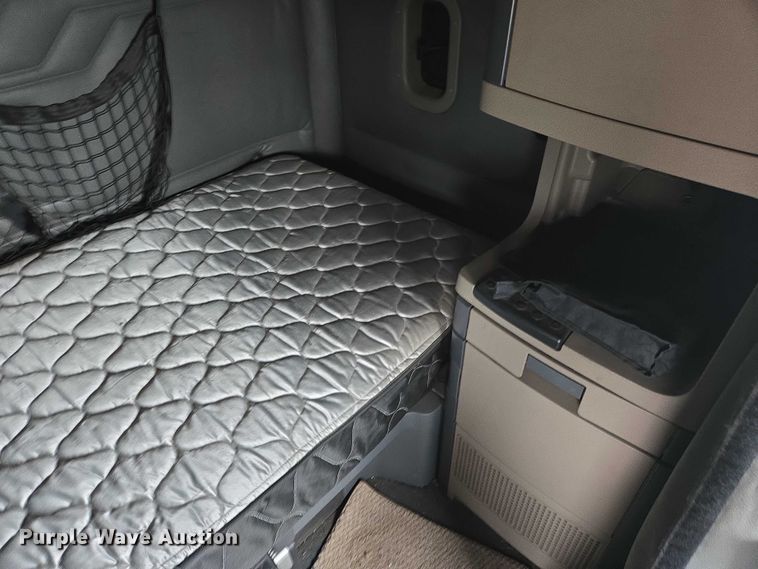 image for item EB1211 2016 Freightliner Cascadia 