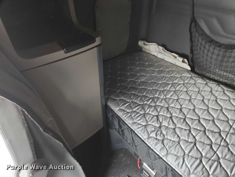 image for item EB1211 2016 Freightliner Cascadia 