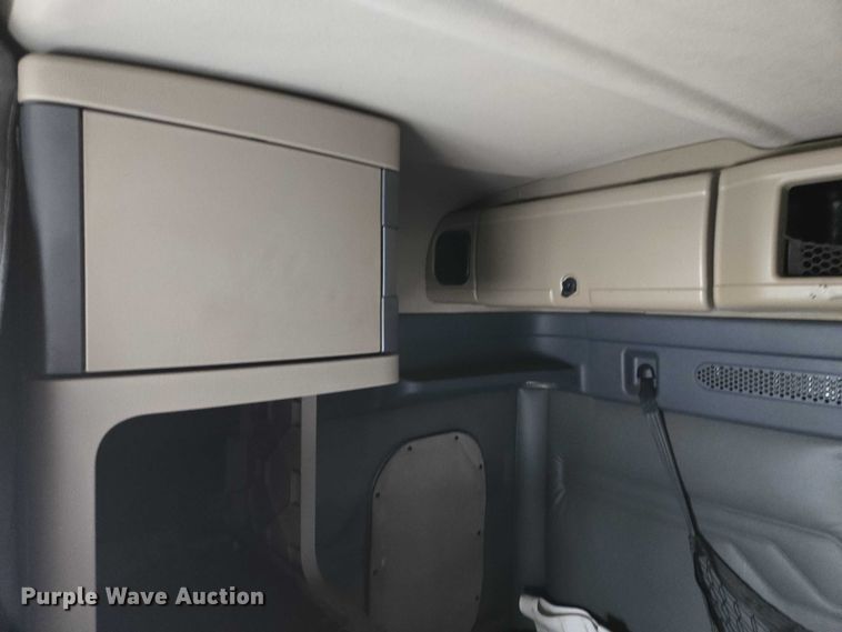 image for item EB1211 2016 Freightliner Cascadia 