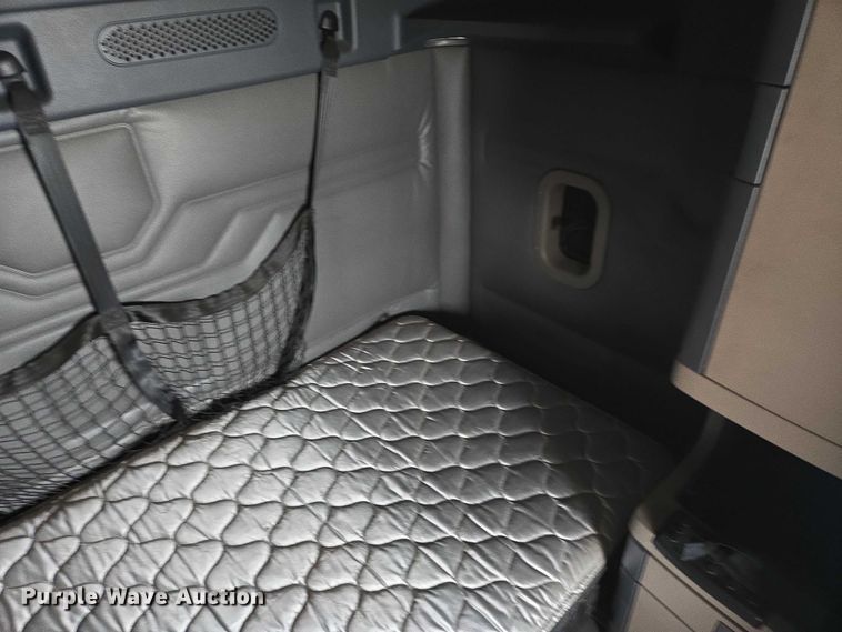 image for item EB1211 2016 Freightliner Cascadia 