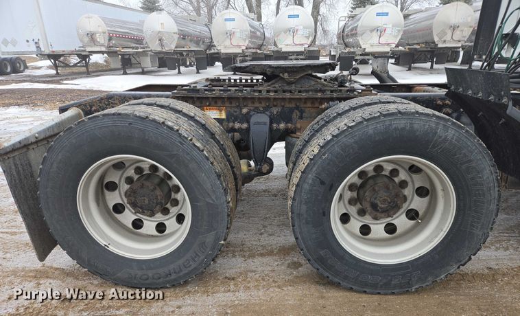 image for item EB1211 2016 Freightliner Cascadia 