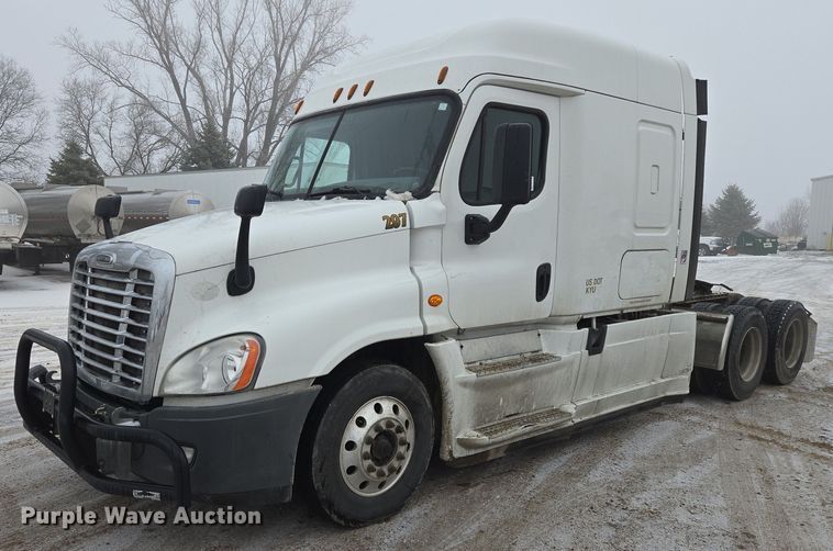 image for item EB1212 2016 Freightliner Cascadia semi truck