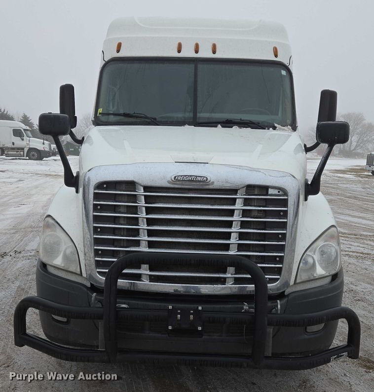 image for item EB1212 2016 Freightliner Cascadia semi truck