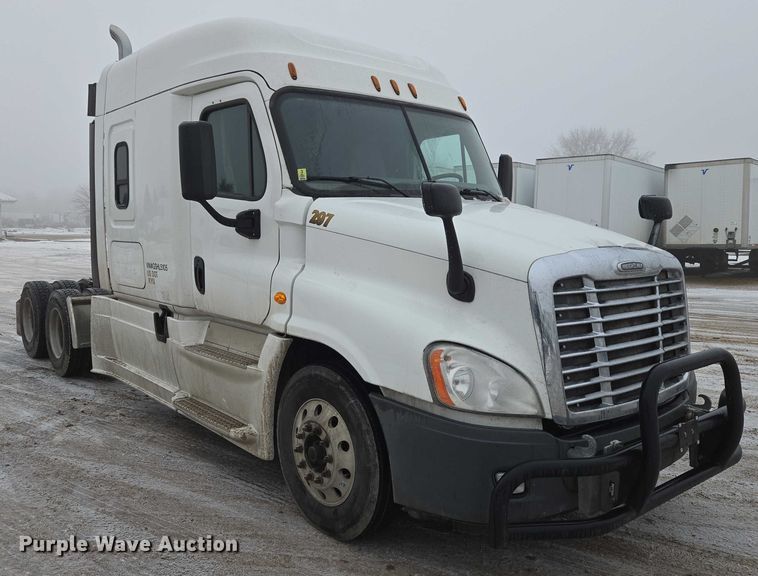 image for item EB1212 2016 Freightliner Cascadia semi truck