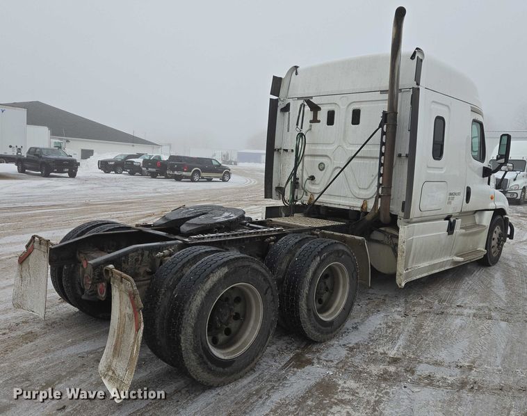 image for item EB1212 2016 Freightliner Cascadia semi truck