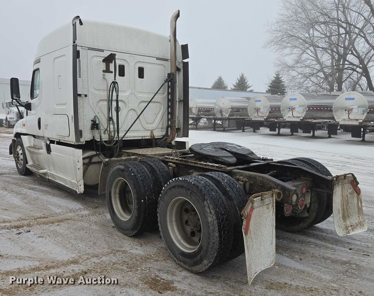 image for item EB1212 2016 Freightliner Cascadia semi truck