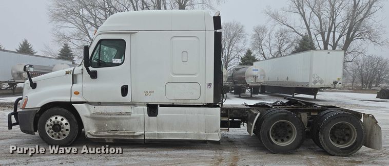 image for item EB1212 2016 Freightliner Cascadia semi truck