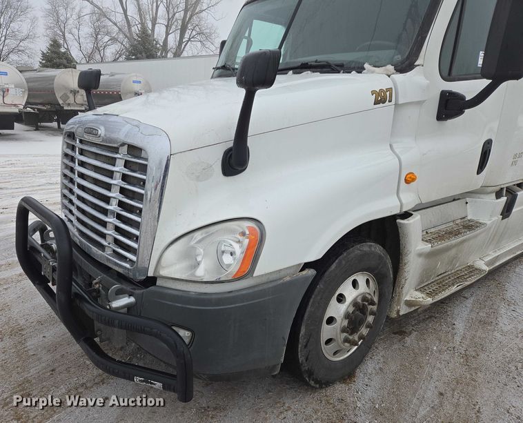 image for item EB1212 2016 Freightliner Cascadia semi truck