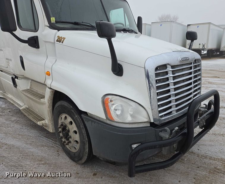 image for item EB1212 2016 Freightliner Cascadia semi truck