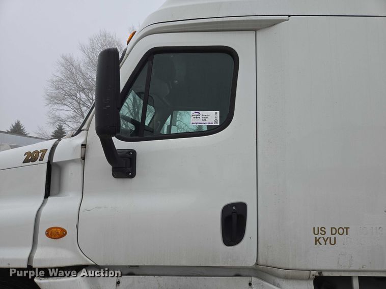 image for item EB1212 2016 Freightliner Cascadia semi truck