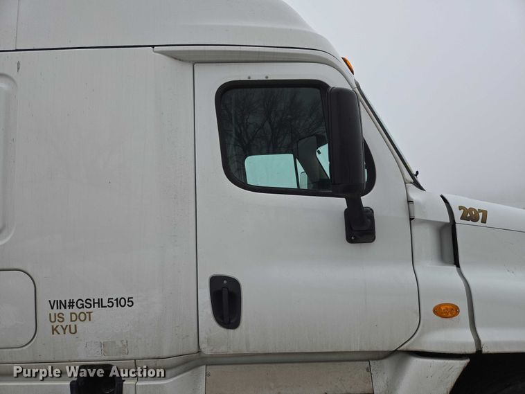 image for item EB1212 2016 Freightliner Cascadia semi truck
