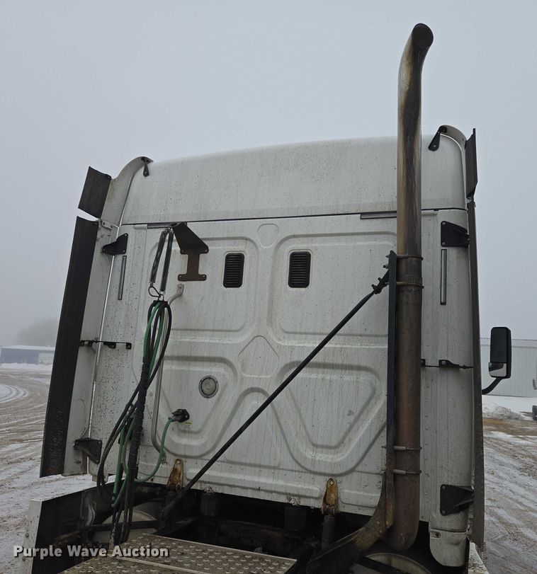 image for item EB1212 2016 Freightliner Cascadia semi truck