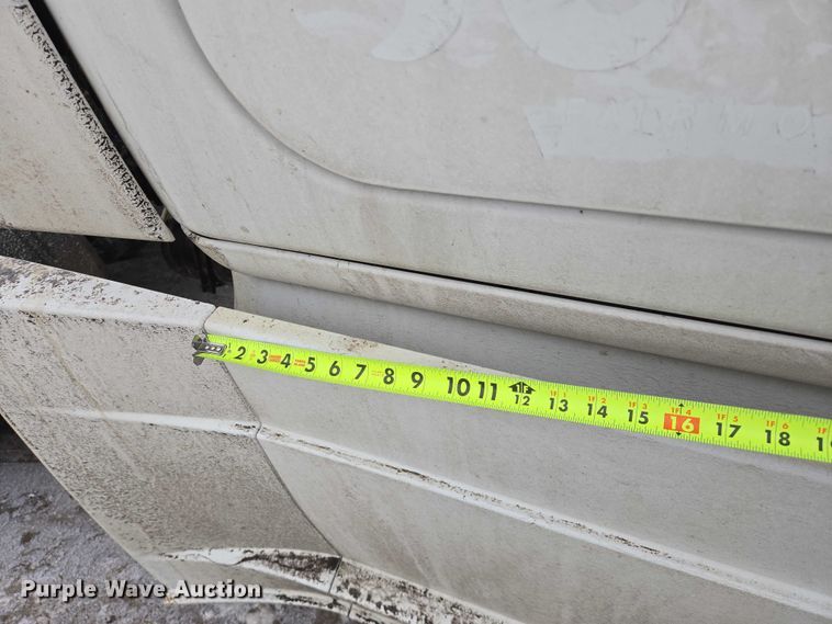 image for item EB1212 2016 Freightliner Cascadia semi truck