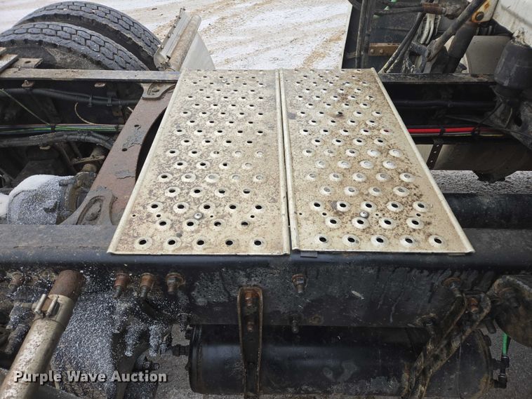 image for item EB1212 2016 Freightliner Cascadia semi truck